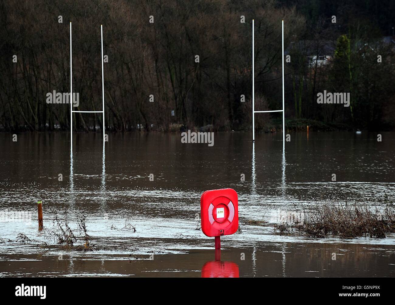 Un terrain de rugby inondé près de Burton sur Trent, Staffordshire, alors que les espoirs d'un Noël blanc ont été lavés aujourd'hui que de nombreux Britanniques se sont réveillés aux inondations de Yuletide. Banque D'Images