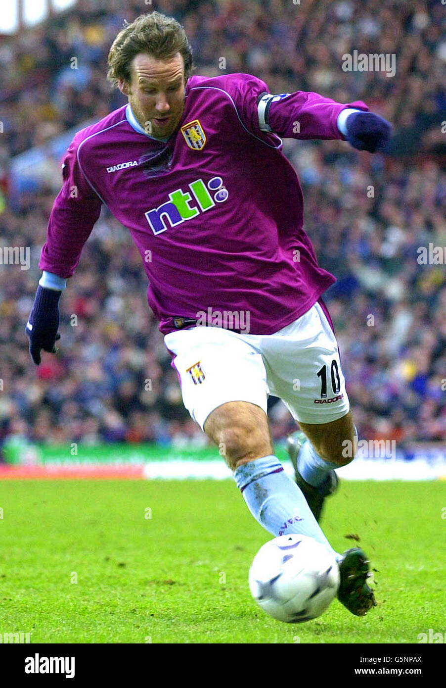 Paul Merson d'Aston Villa en action pendant la F.A.Barclaycard jeu de Premiership entre Aston Villa et Tottenham Hotspur à Villa Park, Birmingham. Banque D'Images