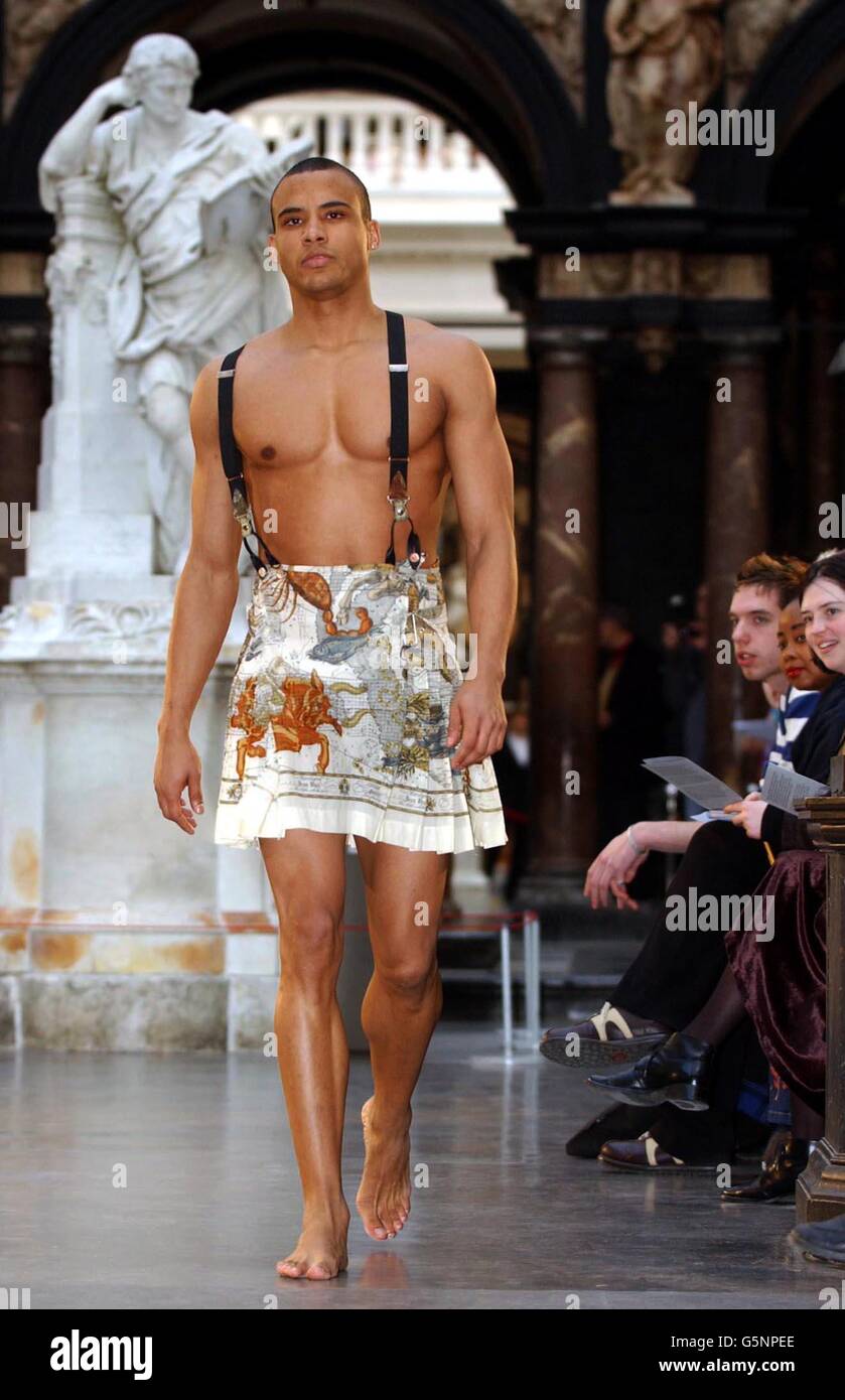 Un mannequin porte une jupe conçue par Jean Paul Gaultier lors du spectacle  de passerelle « Men't Skupes » au Victoria and Albert Museum de Londres  Photo Stock - Alamy