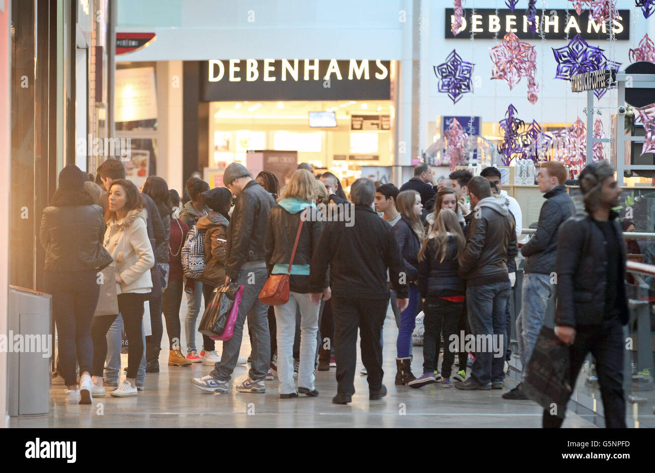 Les clients qui assistent au premier jour des ventes post-Noël au centre commercial Oracle de Reading. Banque D'Images