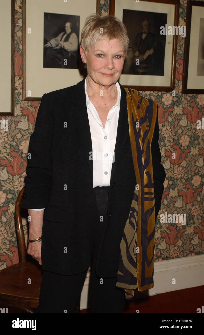 L'actrice Dame Judi Dench arrive à l'Union d'Oxford pour donner une adresse à l'Union d'Oxford. Banque D'Images