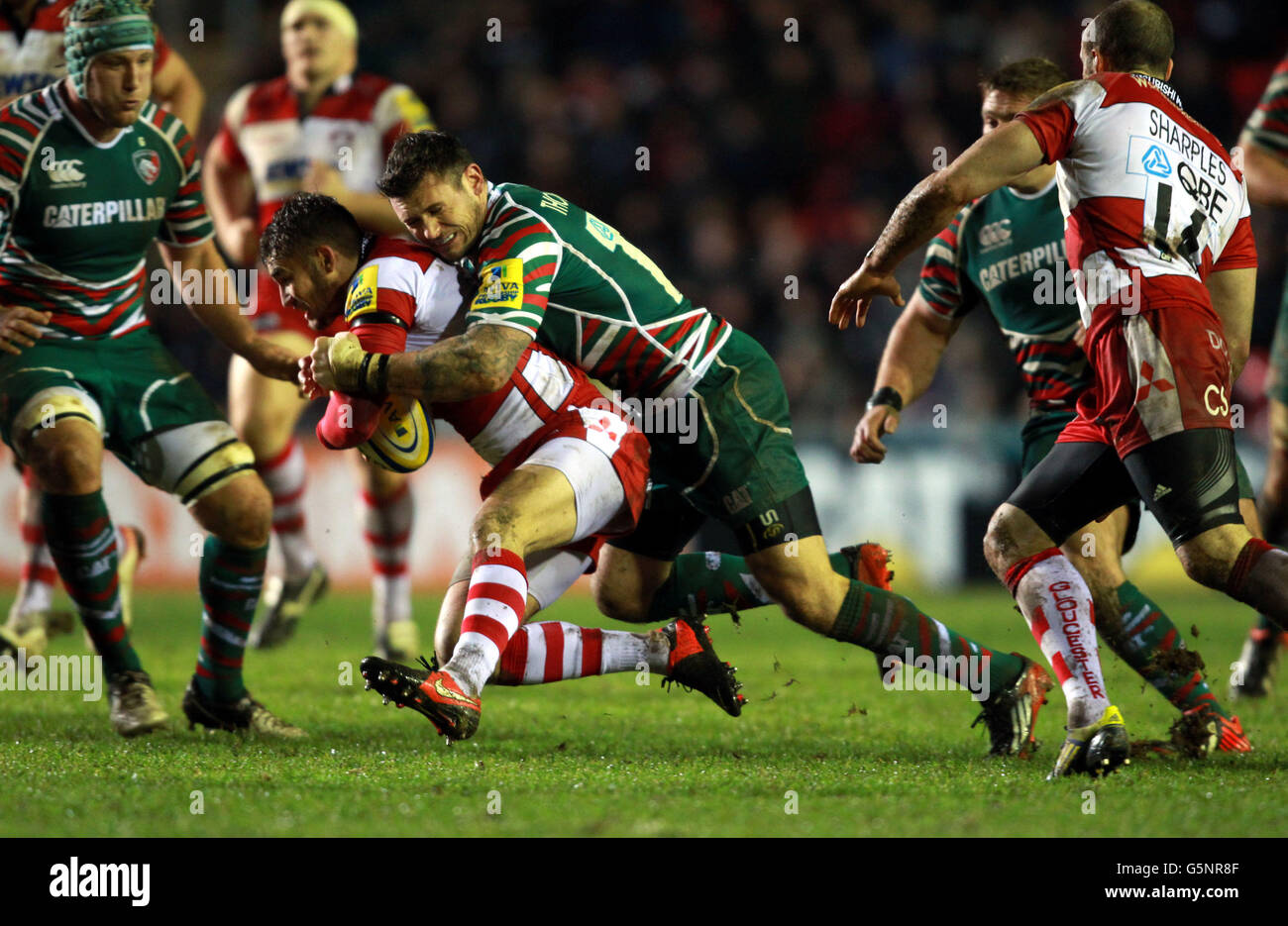 Rugby Union - Aviva Premiership - Leicester Tigers / Gloucester Rugby - Welford Road.Martyn Thomas de Gloucester Rugby est pris par Niall Morris de Leicester Rugby lors du match Aviva Premiership à Welford Road, Leicester. Banque D'Images