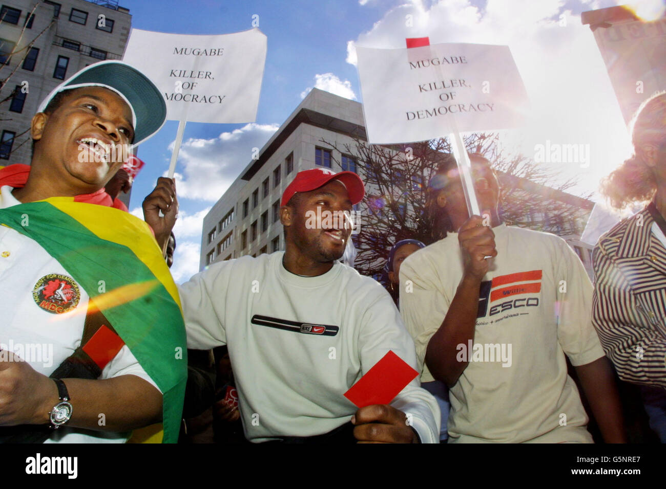 Manifestants devant la haute Commission de la République du Zimbabwe dans le centre de Londres. Environ 200 000 Zimbabwéens exilés et militants pro-démocratie se sont réunis aujourd'hui pour appeler le président zimbabwéen Robert Mugabe à autoriser des élections libres et équitables. *la manifestation a eu lieu alors que le Premier ministre Tony Blair a été mis sur le point de recommander la suspension de Harare du Commonwealth lors du sommet de l'organisation en Australie ce week-end. Dix des militants, dont le militant des droits des homosexuels Peter Tatchell, ont organisé une grève de la faim de 36 heures qui a commencé ce matin à 8 heures. M. Mugabe, qui doit faire face au plus sérieux test de sa présence Banque D'Images