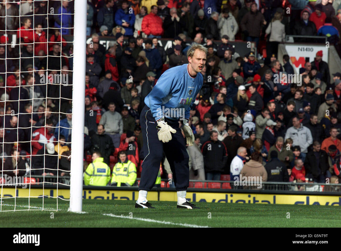 Peter Enckelman, de la Villa Aston, s'échauffe avant la F.A. Barclaycard Premier face à Manchester United à Old Trafford, Manchester. Banque D'Images