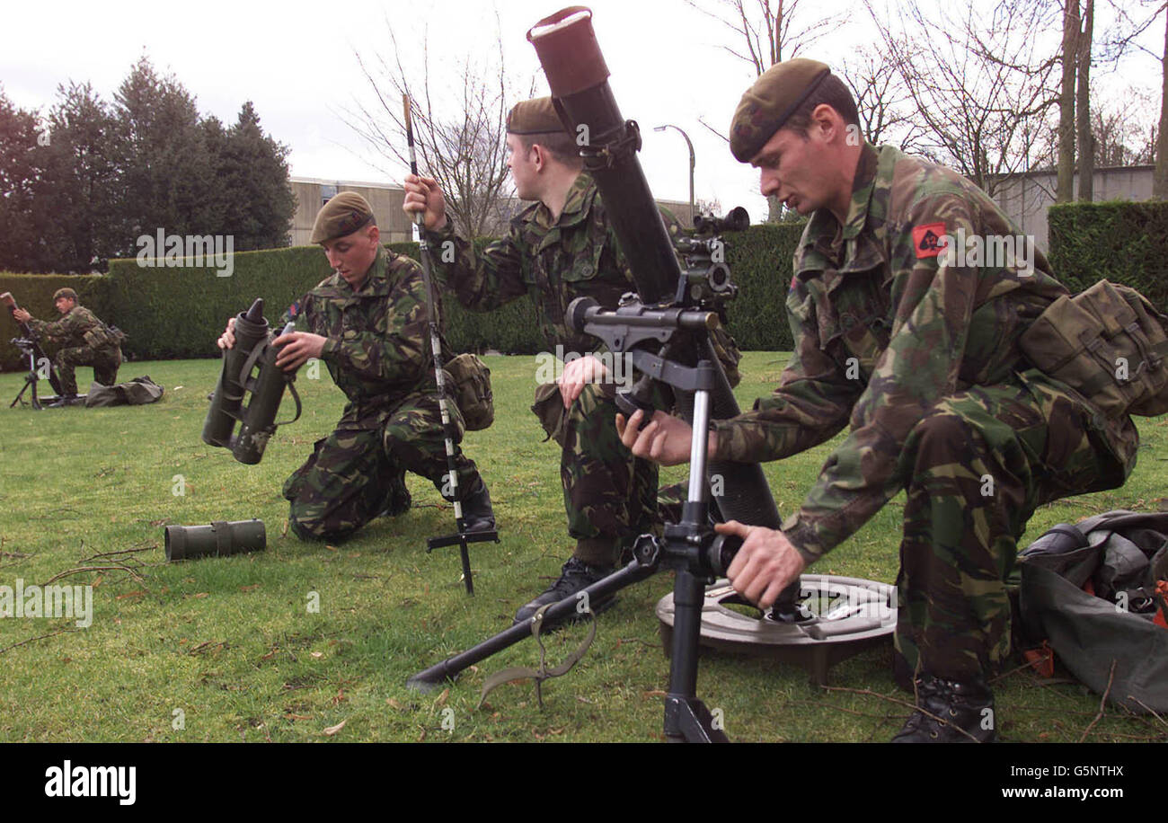 Soutenir le peloton de la compagnie Mortar du 1er Bataillon des gardes gallois en formation à Aldershot.Les gardes gallois déménagent à St Athan près de Barry dans la vallée de Glamourgan, en mai 2003, la première fois que le bataillon sera basé au pays de Galles.* pour la première fois dans l'histoire de 87 ans du régiment.Les gardes gallois ont été formés le 28 février 1915 et ont été rendus service dans les première et deuxième guerres mondiales et les Malouines en 1982. Banque D'Images