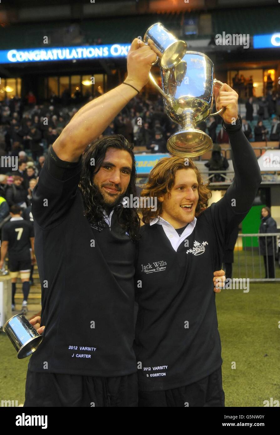Le capitaine d'Oxford John carter (à gauche) et Sam Egerton célèbrent le match des Varsity d'Oxford Cambridge au stade de Twickenham, à Londres. Banque D'Images