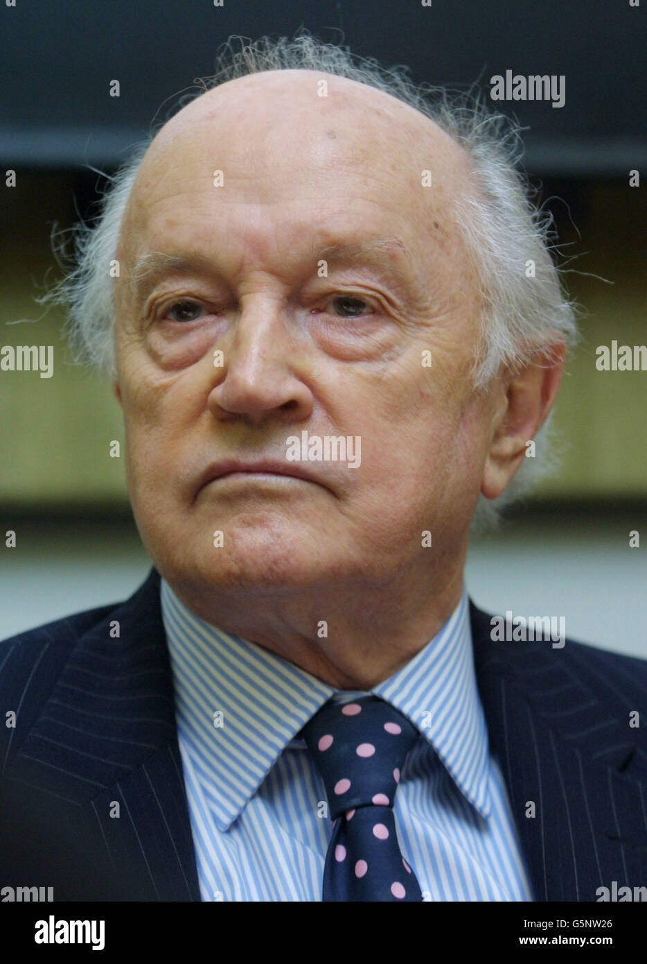 L'ancien ministre Lord Chalfont, qui a longtemps fait campagne sur la question, a déclaré que le gouvernement doit préciser les noms des deux pilotes de la RAF accusés de négligence grave à l'égard de l'accident de l'hélicoptère Chinook. * ... Richard Cook et Jonathan Tapper ont été les pilotes accusés de la catastrophe de 1994 qui a tué 29 personnes, il y a près de huit ans. Banque D'Images