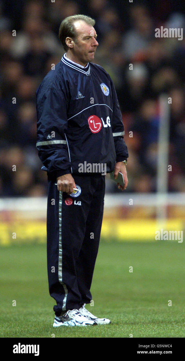 Dave Bassett, directeur municipal de Leicester pendant la F.A. Barclaycard Premiership match contre West Ham United à Upton Park. Banque D'Images