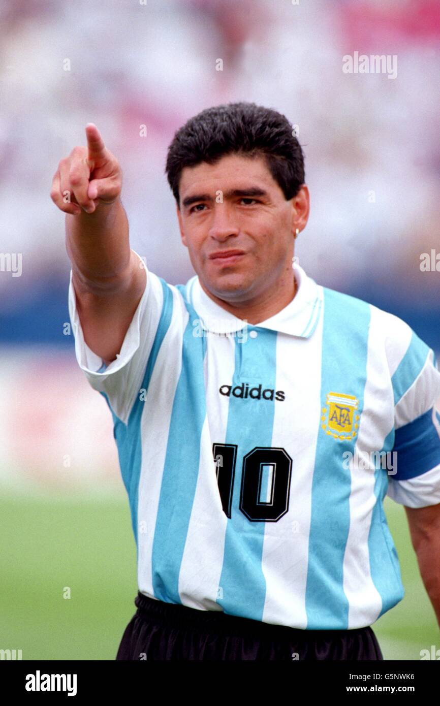 Football - coupe du monde 94 - Argentine / Nigeria. Diego Maradona, skipper  argentin, montre le chemin Photo Stock - Alamy