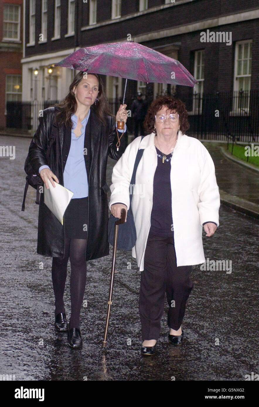 Lula Mae Pellerin (à droite) la mère de Tracy Housel, 42 ans, le ressortissant britannique faisant face à l'exécution dans le couloir de la mort en Géorgie, États-Unis avec Beth Wells (l'un des procureurs américains de Tracy) après avoir adressé une lettre au Premier ministre britannique Tony Blair au n° 10 Downing Street Londres. *... lui demandant d'intervenir. Condamné en 1986 par le meurtre de Jean Drew dans le comté de Gwinnett, en Géorgie, cette semaine a marqué le 16e anniversaire de Tracy dans le couloir de la mort et la crainte est qu'il ne soit exécuté le mois prochain à moins que M. Blair ne fasse une représentation personnelle auprès des autorités américaines. Banque D'Images