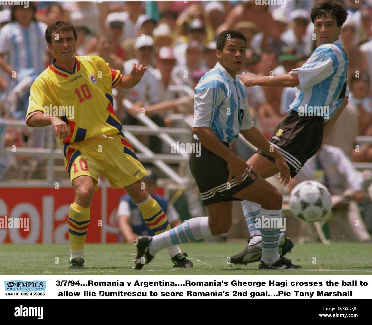 3/7/94. Roumanie contre Argentine. Le Gheorge Hagi de Roumanie traverse le ballon pour permettre à Ilie Dumitrescu de marquer le deuxième but de la Roumanie Banque D'Images