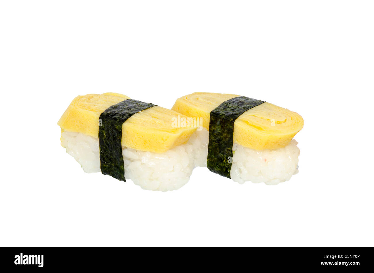Tamago sushi. Tamago yaki sushi à l'aide d'un oeuf, comme un sushi omelette. Banque D'Images