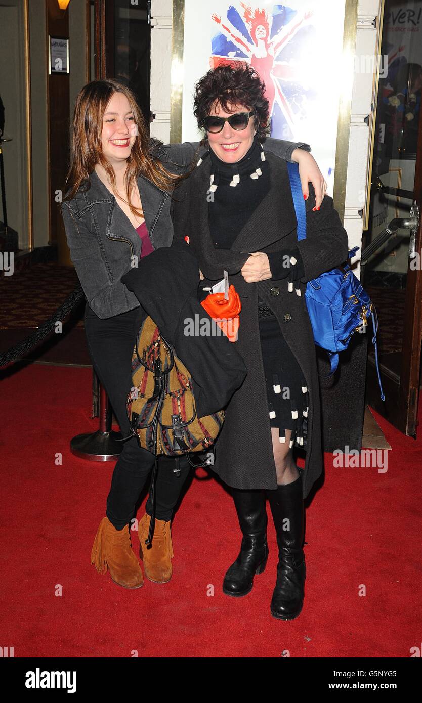 Ruby Wax et sa fille Marina arrivent pour la nuit de la presse de Viva  Forever au Piccadilly Theatre, Denman Street, Londres Photo Stock - Alamy