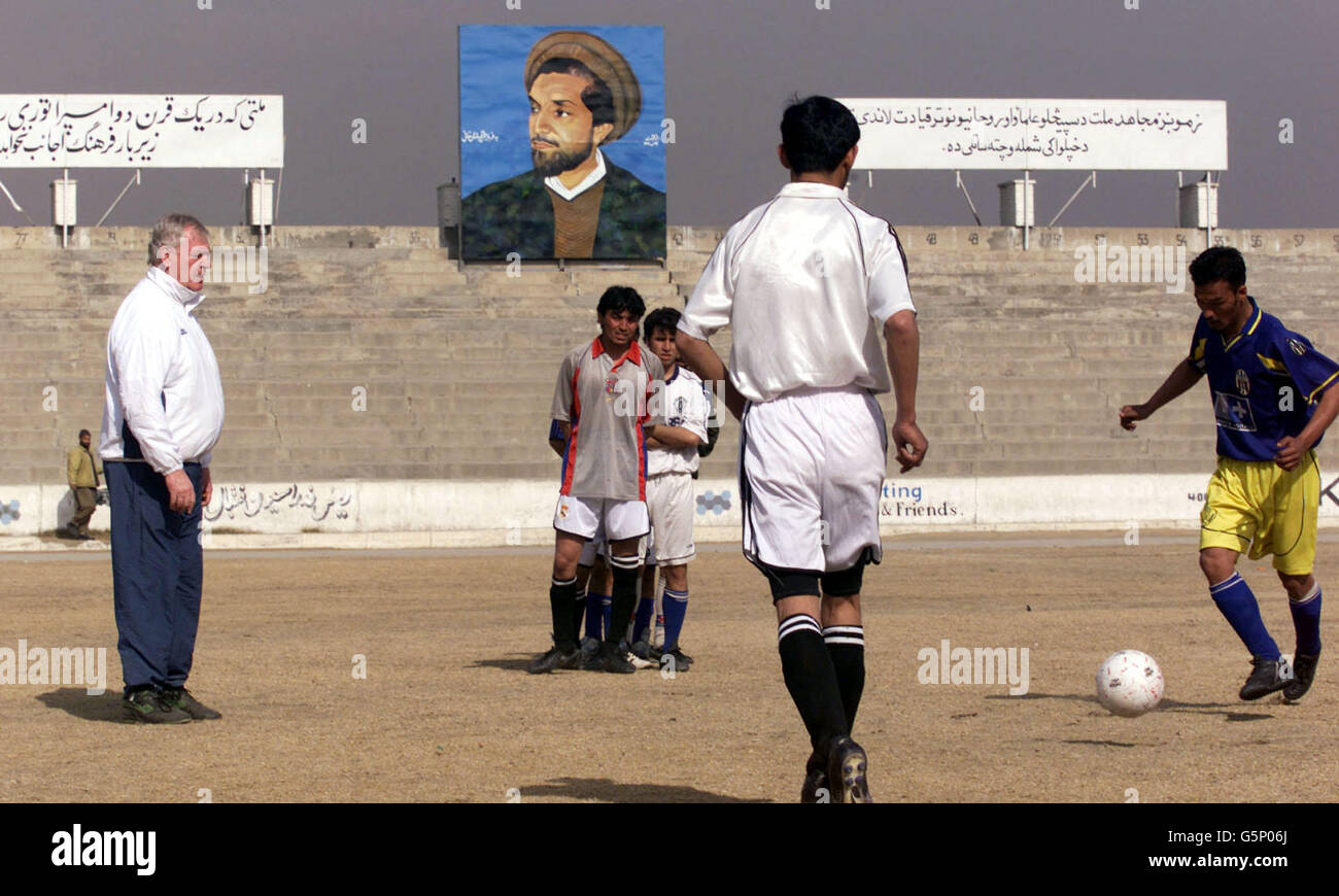 Association de football ambasador Lawrie McMenemy (à gauche) forme les  joueurs du FC de Kaboul dans le stade olympique de Kaboul, en Afghanistan,  sous un portrait du général Massoud. * McMenemy et