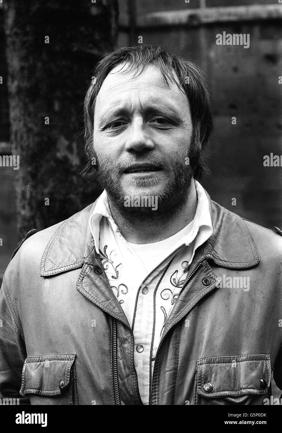 Acteur, John Bindon à Londres après avoir réussi à faire sa demande de libération de faillite au tribunal de la bankrupcy de Londres. M. Bindon a été fait faillite par le fisc en 1976. Banque D'Images