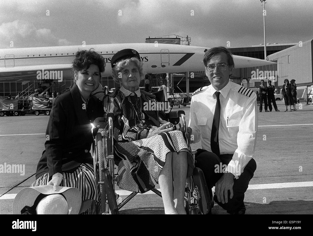 La maîtresse de l'école à la retraite Mme Charlotte Hughes, l'une des plus vieilles femmes de Grande-Bretagne, célèbre son 110e anniversaire avec style avec l'hôtesse de British Airways Pauline Marzott et le capitaine de vol David Ross à l'aéroport d'Heathrow avant d'embarquer dans Concorde * pour un voyage de quatre jours aux États-Unis. Banque D'Images