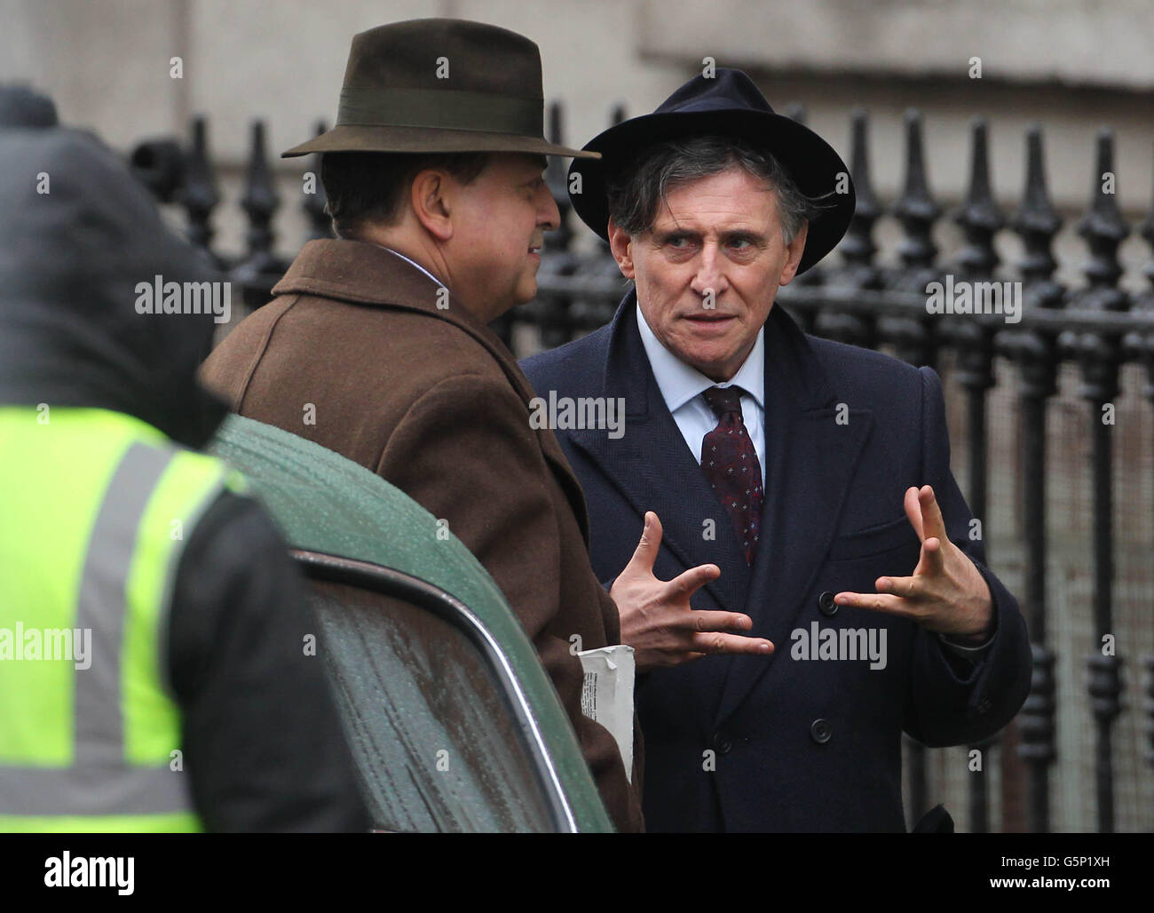 Quirke Filming - Dublin.Gabriel Byrne (à droite) pendant le tournage du thriller de la BBC crime Quirke à Dublin. Banque D'Images