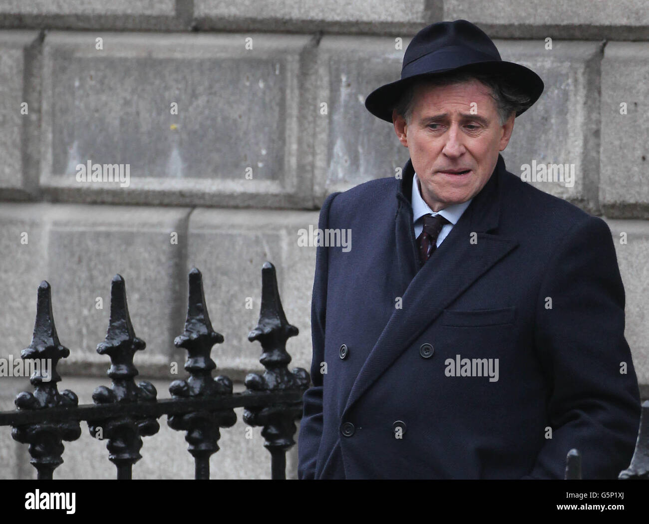 Gabriel Byrne pendant le tournage du thriller de la BBC crime Quirke à Dublin. Banque D'Images