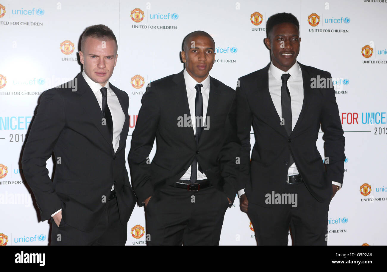 Le G-D, Tom Cleverley, Ashley Young et Danny Welbeck, de Manchester United, arrivent au stade Old Trafford des clubs pour le dîner de gala de l'UNICEF à Manchester United. Banque D'Images