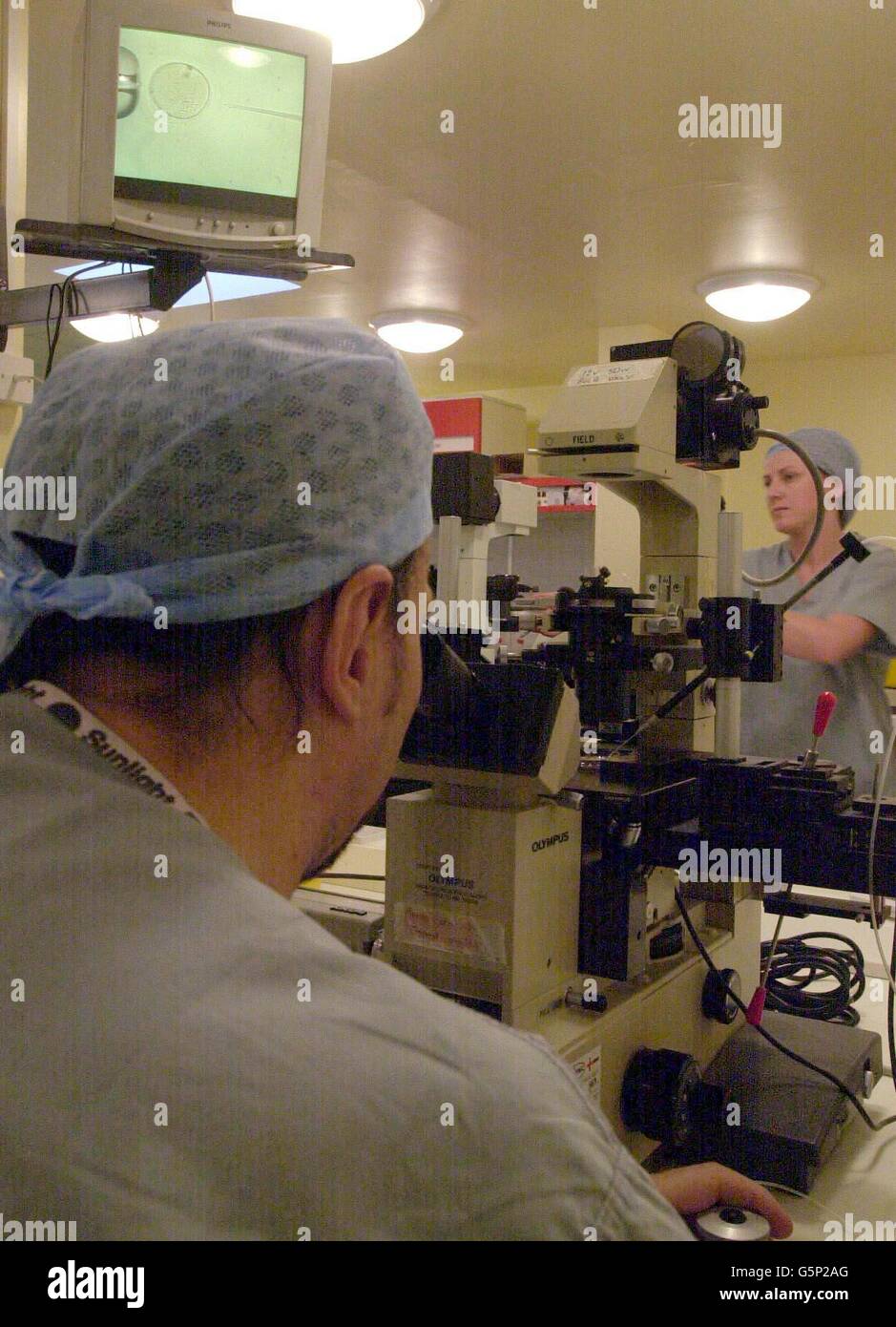 Procédure ICSI (injection intracytoplasmique de spermatozoïdes) visible sur le moniteur TV lorsque des techniciens de laboratoire travaillent à l'hôpital Park, Arnold, Nottingham.* les parents d'un garçon qui souffre d'un trouble génétique potentiellement mortel ont été informés qu'ils peuvent utiliser la FIV pour créer un frère ou une sœur dont les cellules pourraient le guérir.Un comité de licence de HFEA a approuvé l'utilisation du diagnostic génétique pré-implantatoire dans le cas soumis par LES SOINS à la clinique de l'hôpital Park à Nottingham (le cas Hashmi). Banque D'Images