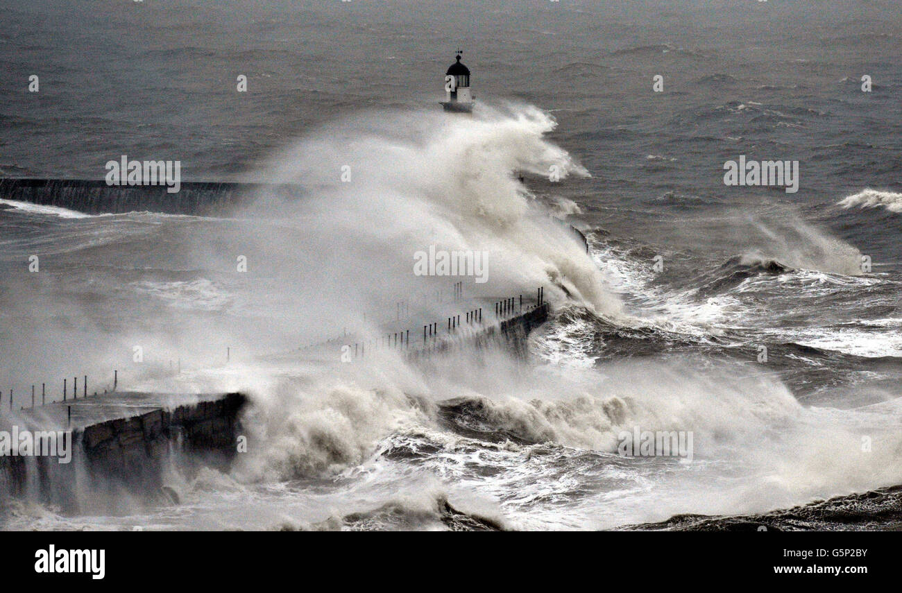 Des vagues se brisent dans le mur de mer de Seaham Harbour alors que certaines parties du Royaume-Uni se vanlent à de nouvelles inondations, alors que des bandes successives de fortes pluies se déplacent à travers le pays. Banque D'Images