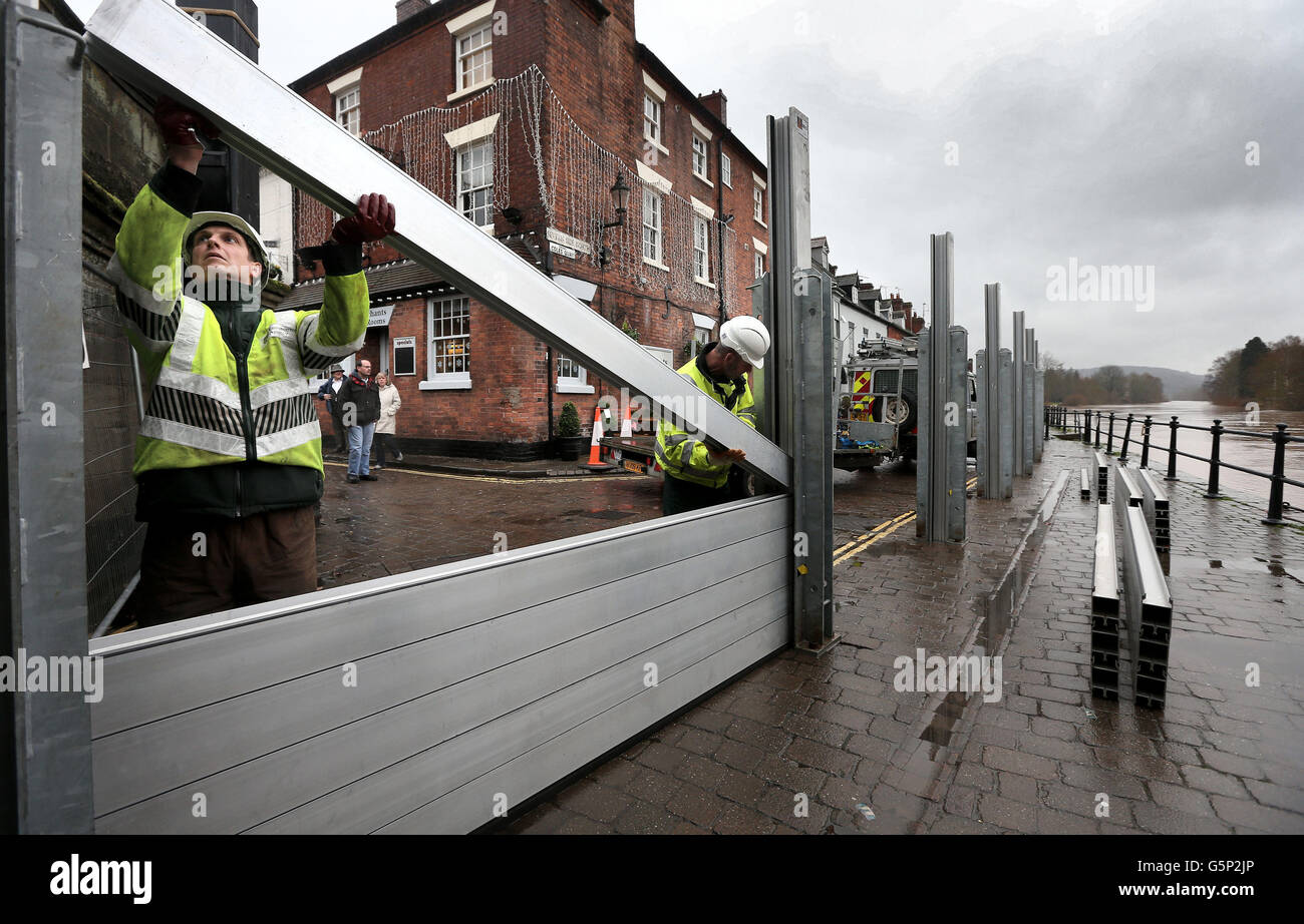 L'Agence pour l'environnement construit la barrière de défense contre les inondations de Bewdley alors que le niveau de la rivière Severn monte, certaines parties du Royaume-Uni sont en faveur de nouvelles inondations à mesure que des bandes successives de fortes pluies se déplacent à travers le pays. Banque D'Images