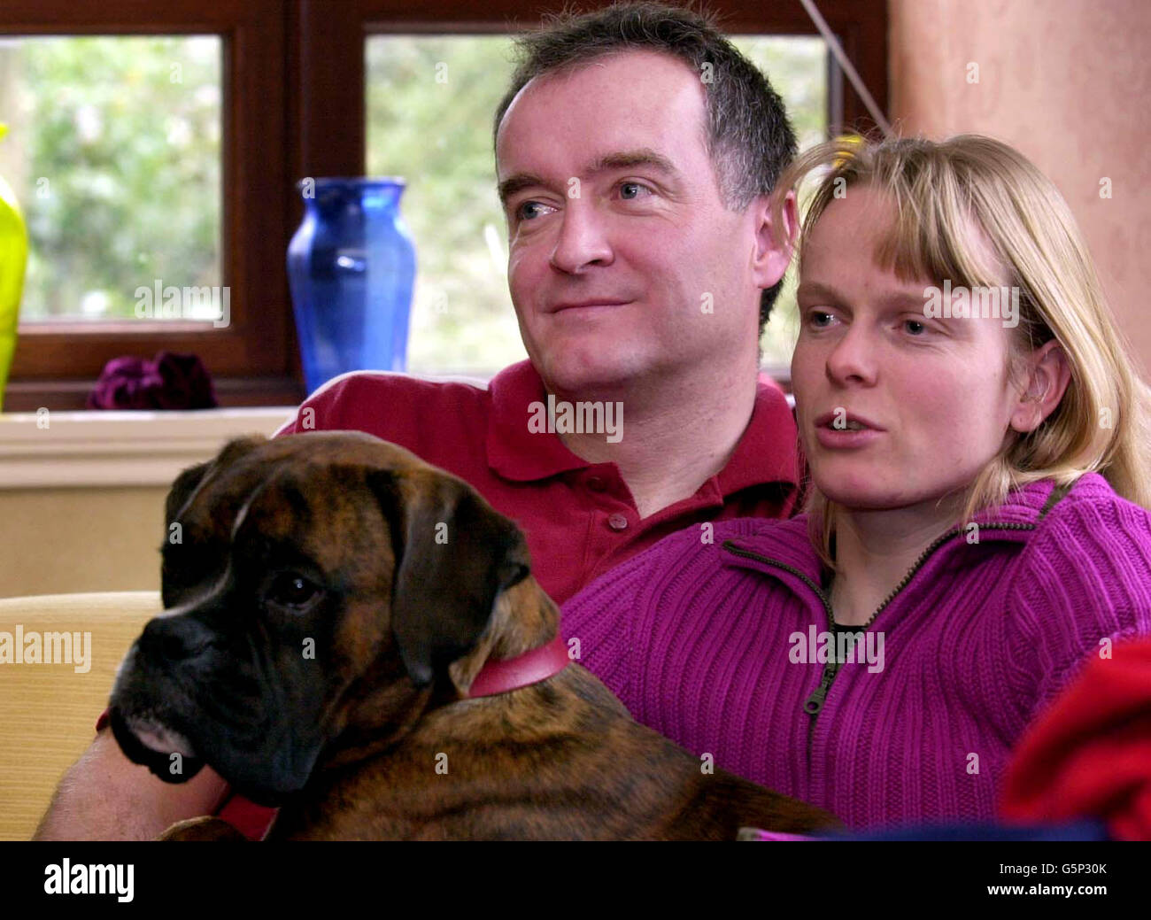 Squelette bob médaillé de bronze Alex Coomber et son mari Eric avec leur chien 'Foggy' à leur domicile à Dean, Somerset. Banque D'Images