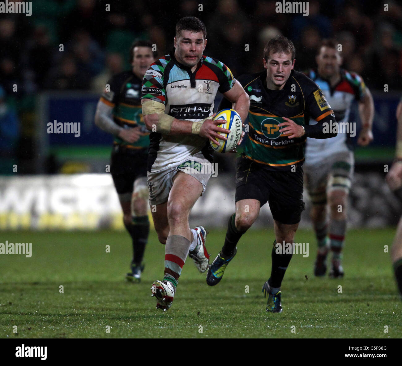 Harlequins Nick easter est chassé par Northampton Saints Stephen Myler lors du match de Premiership d'Aviva à Franklins Gardens, Northampton. Banque D'Images