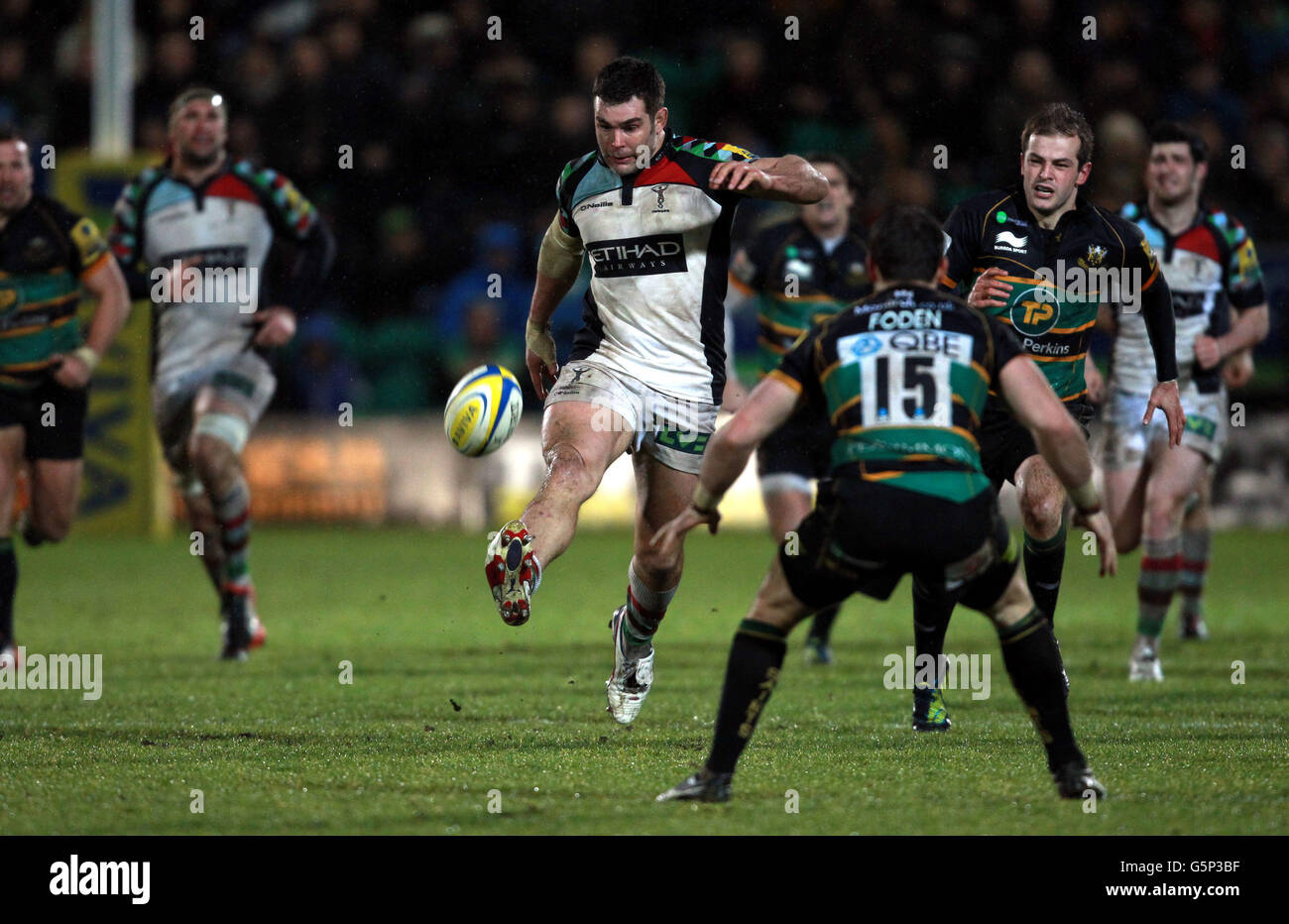 Harlequins Nick Easter fait le ballon sur le Ben Foden des Northampton Saints lors du match de Premiership d'Aviva à Franklins Gardens, Northampton. Banque D'Images
