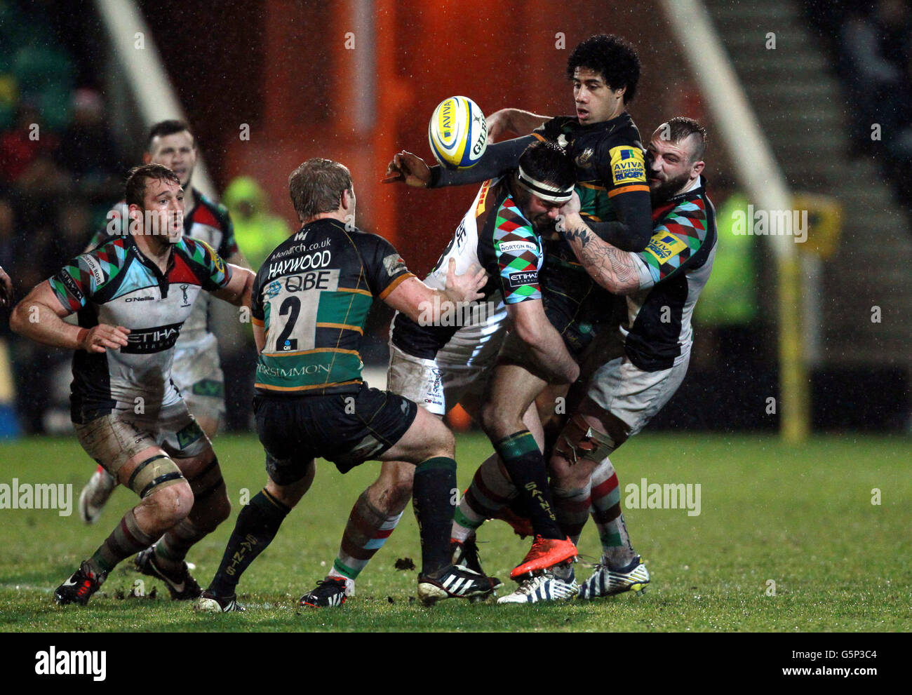Ken pisi de Northampton Saints passe à Mike Haywood pendant que Wvolonté collier de Harlequins et Joe Marler s'affronteront lors du match Aviva Premiership à Franklins Gardens, Northampton. Banque D'Images
