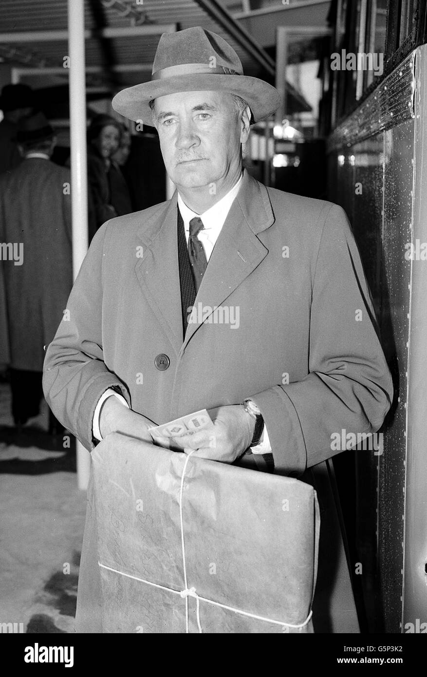 Igor Sikorski à l'aéroport de Londres.Igor Sikorski, pionnier de l'hélicoptère à l'aéroport de Londres avant de partir pour Paris. Banque D'Images