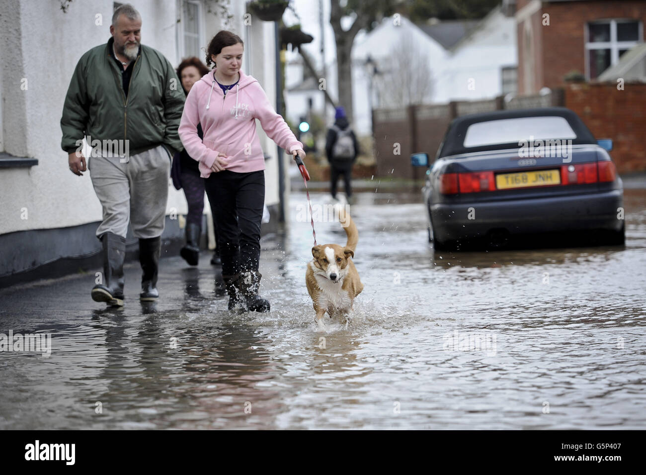 Les villageois traversent les eaux d'inondation dans la rue haute de Stoke Canon, à Devon. Banque D'Images