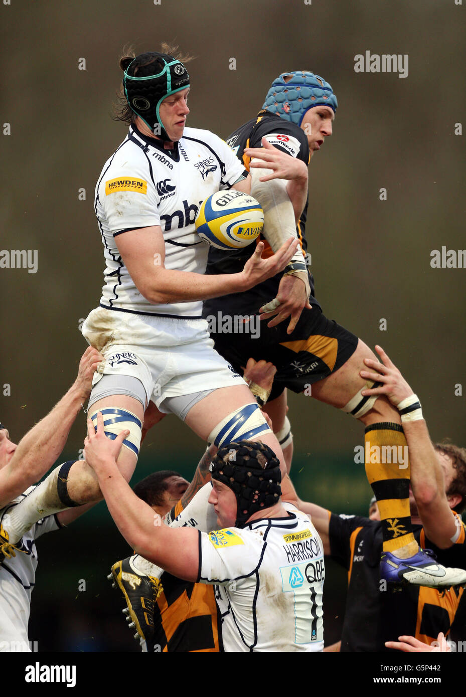 Rugby Union - Aviva Premiership - London Wasps v sale Sharks - Adams Park.James Gaskell, de sale, remporte une file d'attente de James Haskell de Wasps lors du match Aviva Premiership à Adams Park, High Wycombe. Banque D'Images