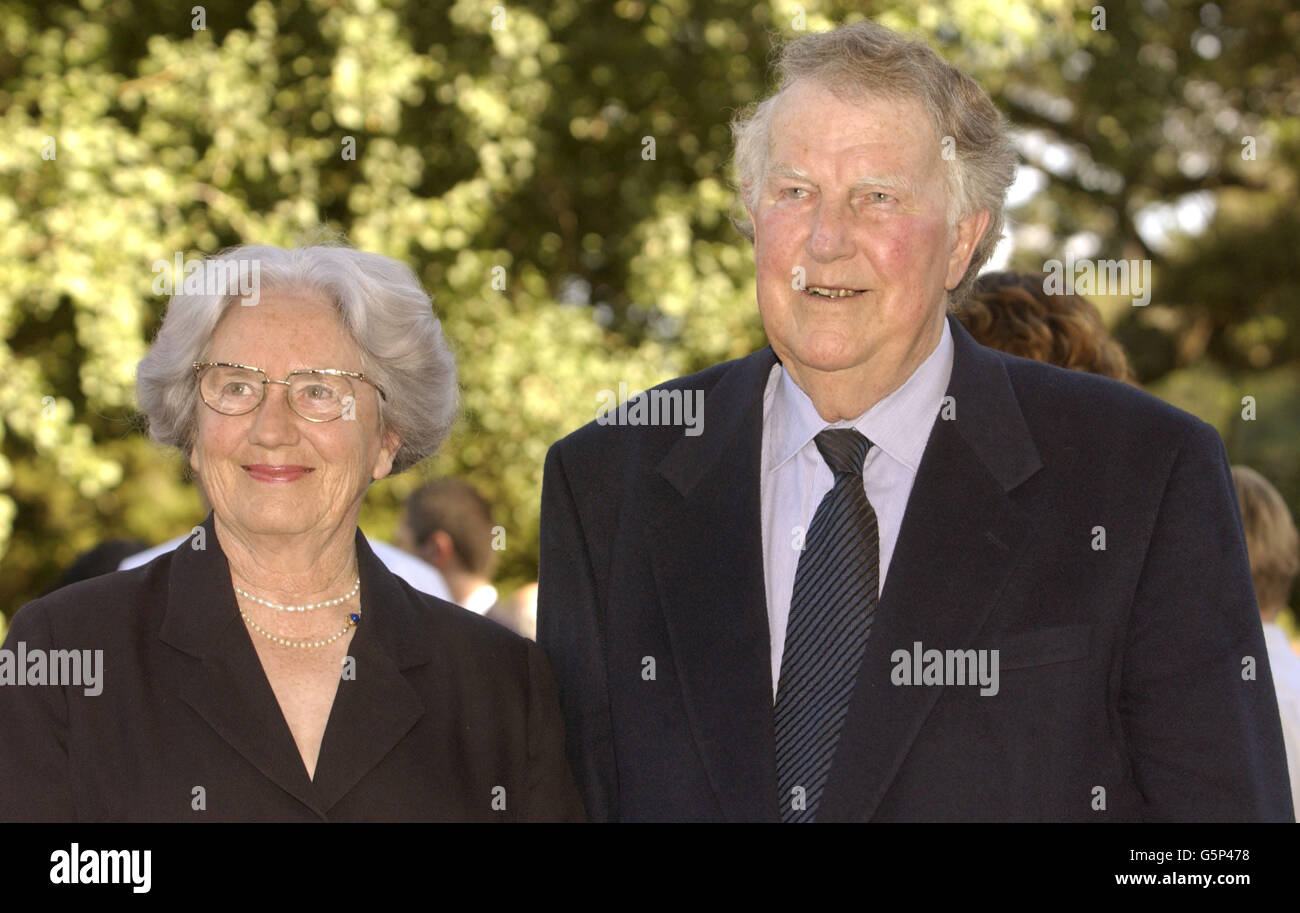 New Zealander et l'ancien explorateur Sir Edmund Hillary et Lady Hillary attendent l'arrivée de la Reine lors d'une fête de jardin dans les jardins de la Maison du Gouvernement, Auckland, Nouvelle-Zélande, lors de la tournée du Jubilé de la Reine à l'étranger. Banque D'Images