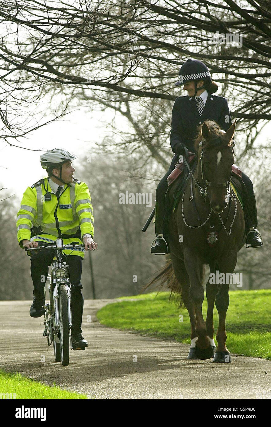 PC Karl Drake teste le vélo électrique de montagne Ecolux Hurricane, en surprenant Royal Parks Constabulary WPC Ilana lettre sur son cheval, Alex dans Hyde Park. Le Royal Parks Constabulary utilise l'ouragan, * en raison du fait qu'il couvre des zones telles que les parcs plus rapidement qu'à pied, en voiture ou à cheval. Les batteries au plomb de 12 V permettent à la moto d'atteindre des vitesses de 15 km/h avec une vitesse accrue disponible à l'aide de la pédale. Banque D'Images