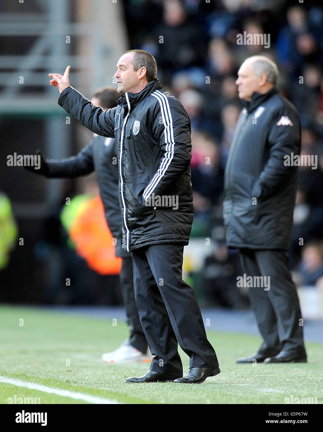 Le directeur de West Bromwich Albion Steve Clarke (à gauche) sur la ligne de contact. Banque D'Images