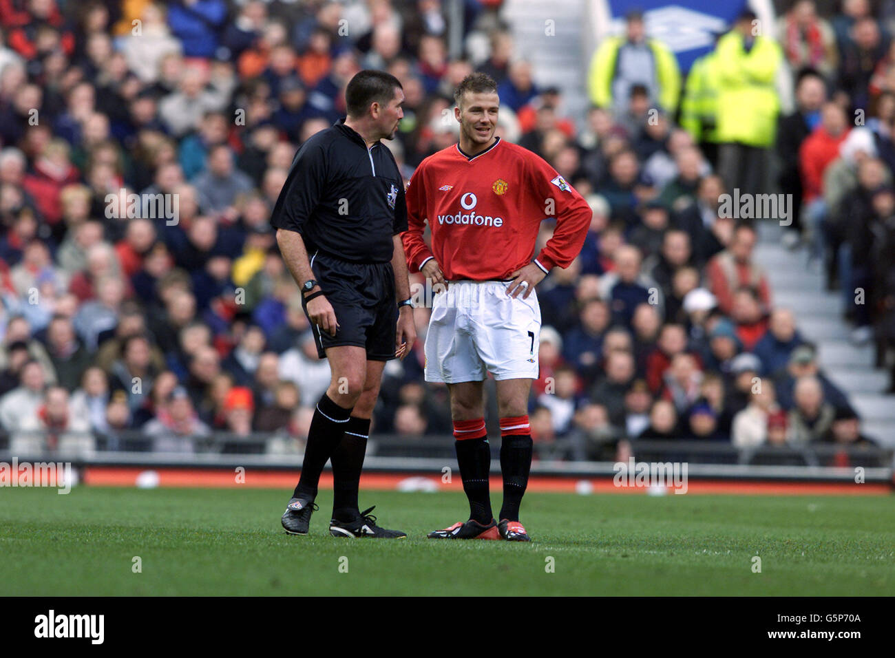 David Beckham de Manchester United et Jeff Winter, arbitre, en conversation, pendant la F.A. Barclaycard Premiership match contre Aston Villa à Old Trafford, Manchester. Banque D'Images