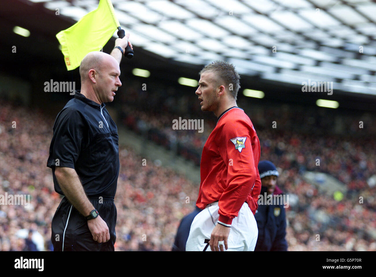 David Beckham de Manchester United affronte l'homme de ligne, pendant la F.A.Barclaycard Premiership match contre Aston Villa à Old Trafford, Manchester. Banque D'Images