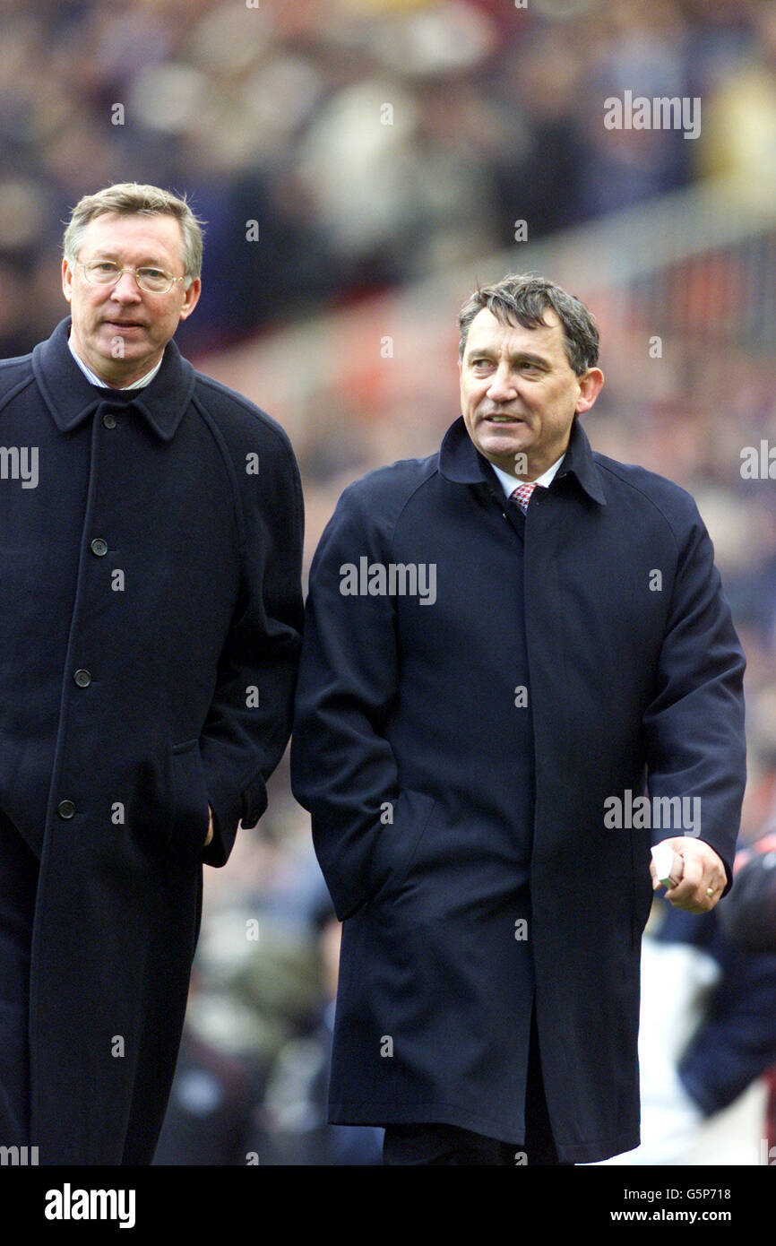 Sir Alex Ferguson, directeur de Manchester United, et Graham Taylor, son homologue Aston Villa, pendant la F.A. Barclaycard Premier match entre Manchester United et Aston Villa à Old Trafford, Manchester. Banque D'Images
