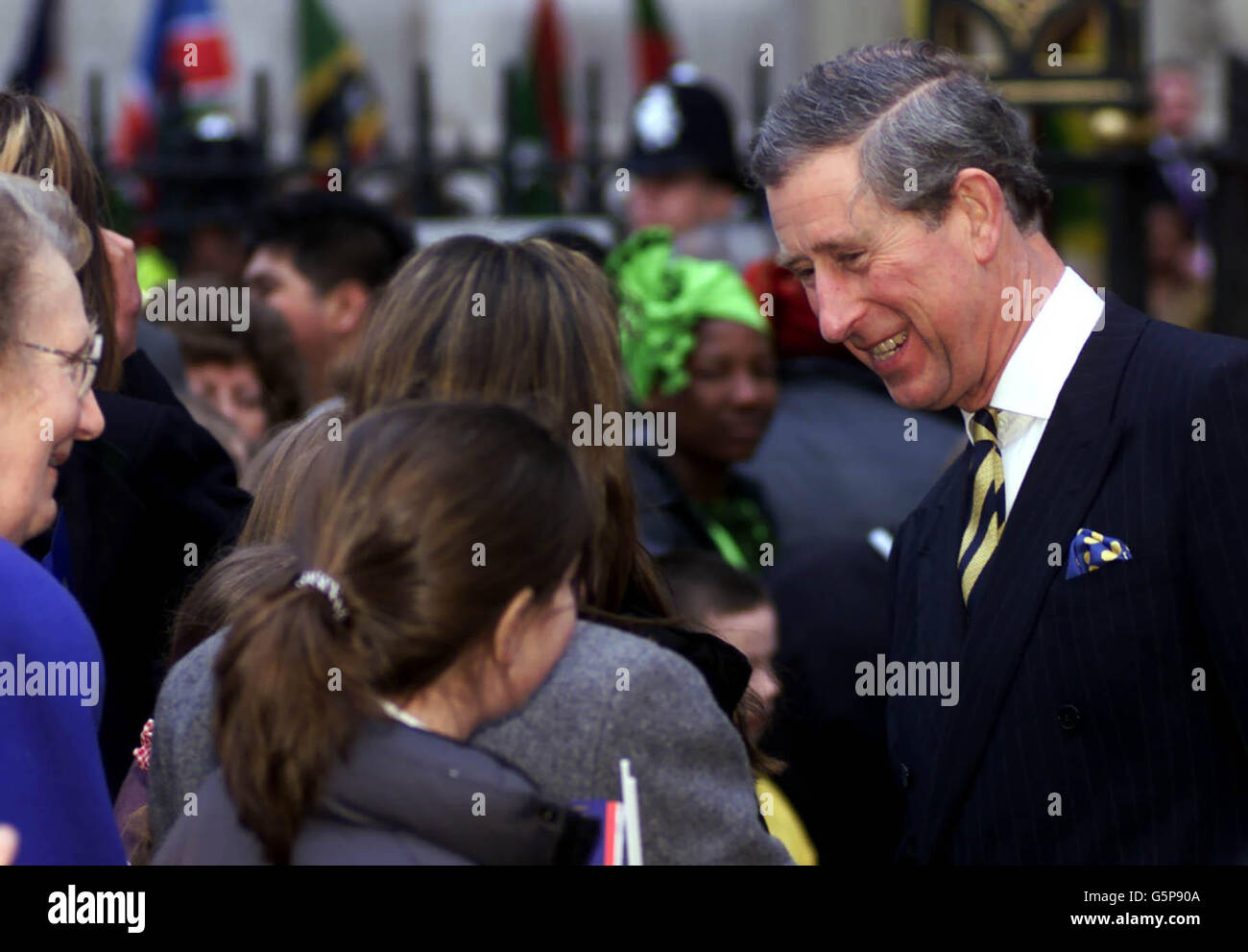 Le prince de Galles de Grande-Bretagne rencontre le public après avoir assisté à la Commonwealth Day observance Society à l'abbaye de Westminster, dans le centre de londres. Banque D'Images