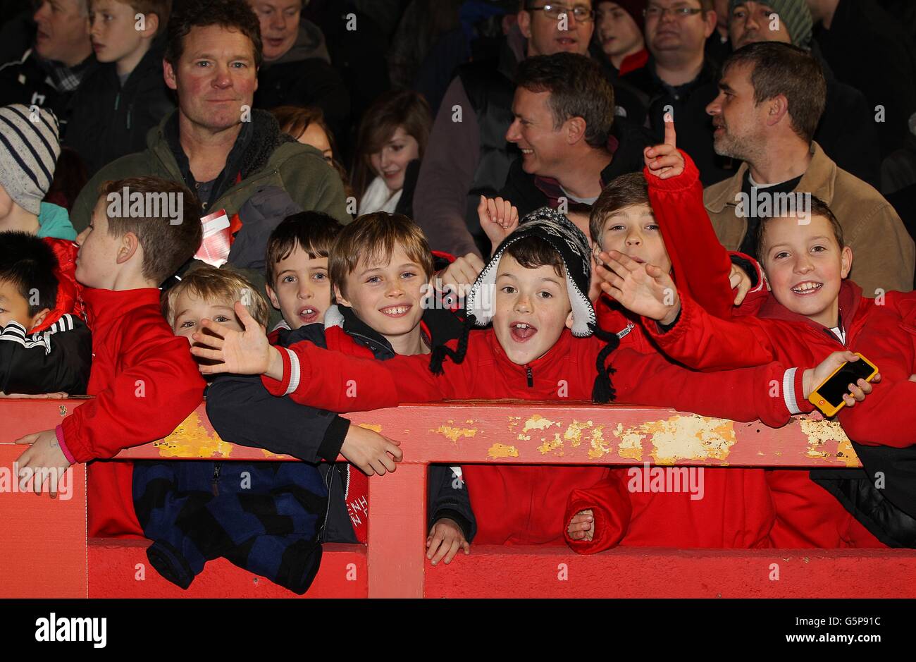 Football - FA Cup - troisième tour - Cheltenham Town / Everton - Whaddon Road. Jeunes fans de Cheltenham Town dans les stands Banque D'Images