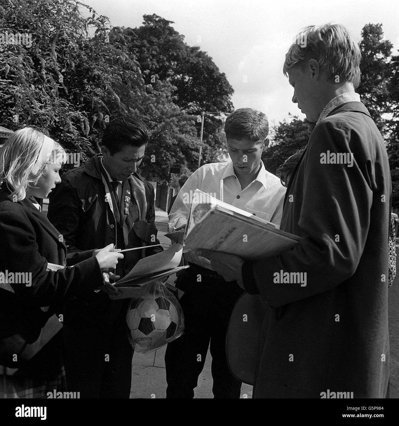 Le joueur de football d'Angleterre Alan ball avec l'entourage inévitable des autographes, quelques heures avant la finale de la coupe du monde Banque D'Images