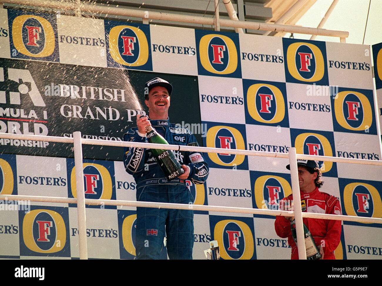 14 juillet - ce jour en 1991, le pilote britannique de F1 Nigel Mansell remporte le Grand Prix britannique de Silverstone. Nigel Mansell est à la tribune après avoir remporté le Grand Prix britannique Fosters à Silverstone. Banque D'Images