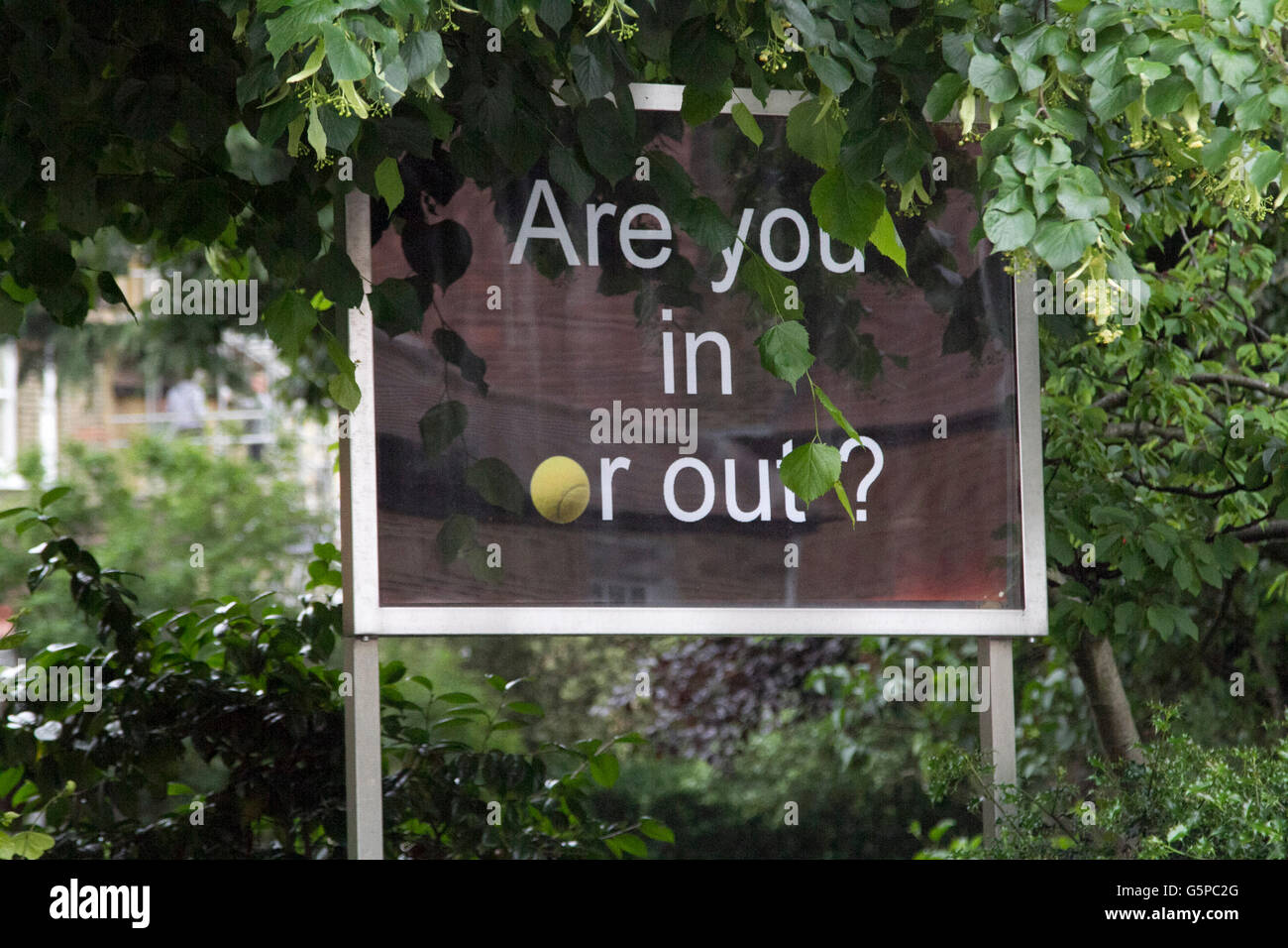 Wimbledon, Londres, Royaume-Uni. 22 juin 2016. Les piétons passent devant un référendum signer à Wimbledon le dernier jour de la campagne électorale britannique avant de se rendre aux urnes pour décider de rester de quitter l'Union européenne le 23 juin : Crédit amer ghazzal/Alamy Live News Banque D'Images