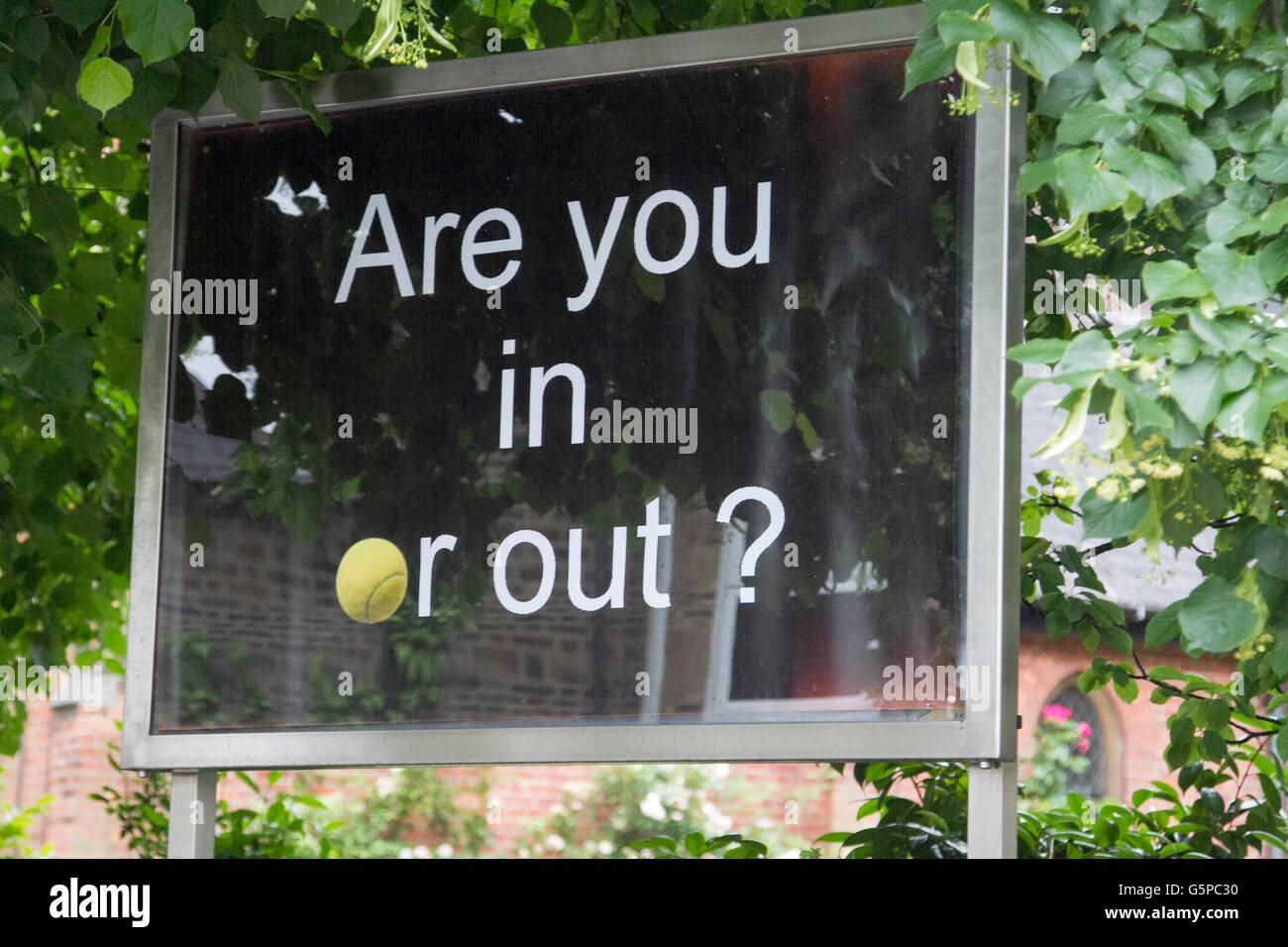 Wimbledon, Londres, Royaume-Uni. 22 juin 2016. Les piétons passent devant un référendum signer à Wimbledon le dernier jour de la campagne électorale britannique avant de se rendre aux urnes pour décider de rester de quitter l'Union européenne le 23 juin : Crédit amer ghazzal/Alamy Live News Banque D'Images