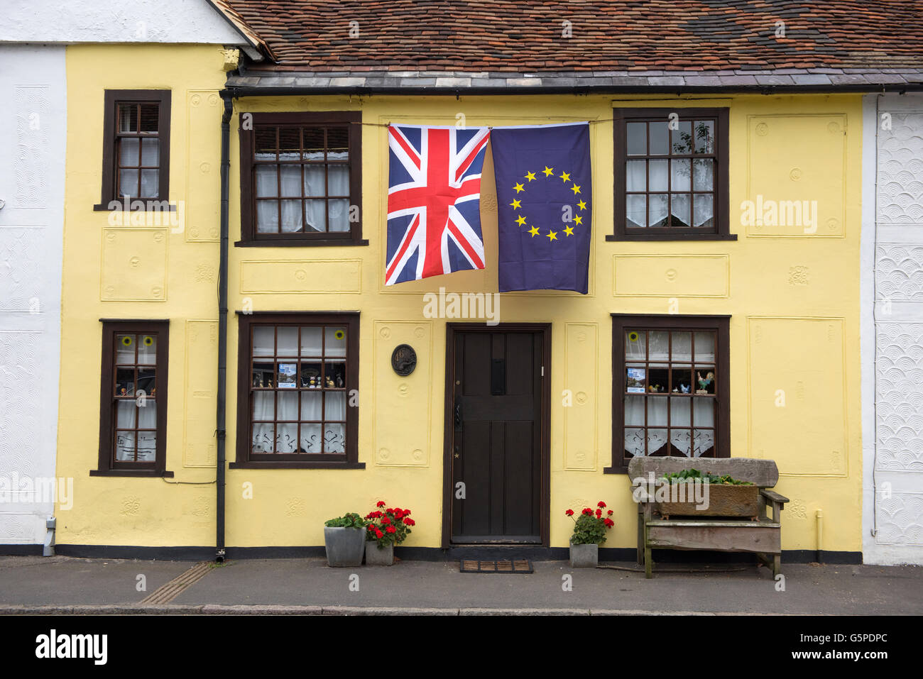 Thaxted, Essex, Royaume-Uni. 22 Juin, 2016. L'Union européenne ( UE ) et de l'Union Jack drapeaux volent côte à côte à l'extérieur d'une maison à Thaxted Essex, Angleterre Royaume-uni. 22 juin 2016 Le jour avant le référendum a lieu dans le Royaume-Uni au sujet de l'opportunité de rester ou de quitter l'Union européenne d'un propriétaire de la maison dans la région de Thaxted affiche leur double loyauté, au Royaume-Uni et à l'Europe. 22 Juin 2016 Crédit : BRIAN HARRIS/Alamy Live News Banque D'Images