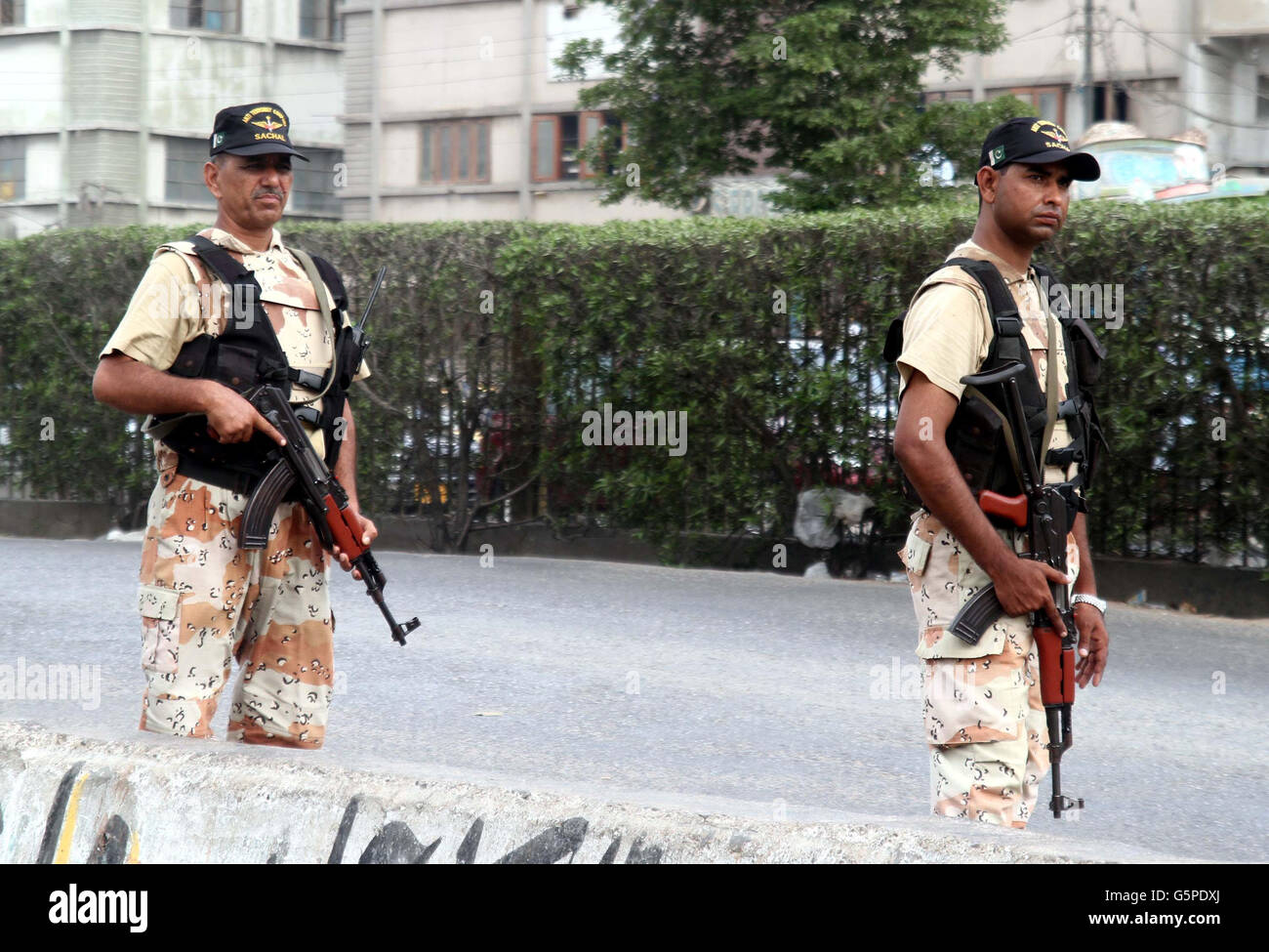 (160622) -- KARACHI, 22 juin 2016 (Xinhua) -- rangers pakistanais montent la garde près de la fusillade dans le sud de la ville portuaire de Karachi, Pakistan, 22 juin 2016. Trois personnes dont le chanteur célèbre soufi Amjad Sabri ont été tués dans le mitraillage de leur véhicule à Karachi le mercredi après-midi, les médias locaux et des fonctionnaires a dit. (Xinhua/Arshad) Banque D'Images