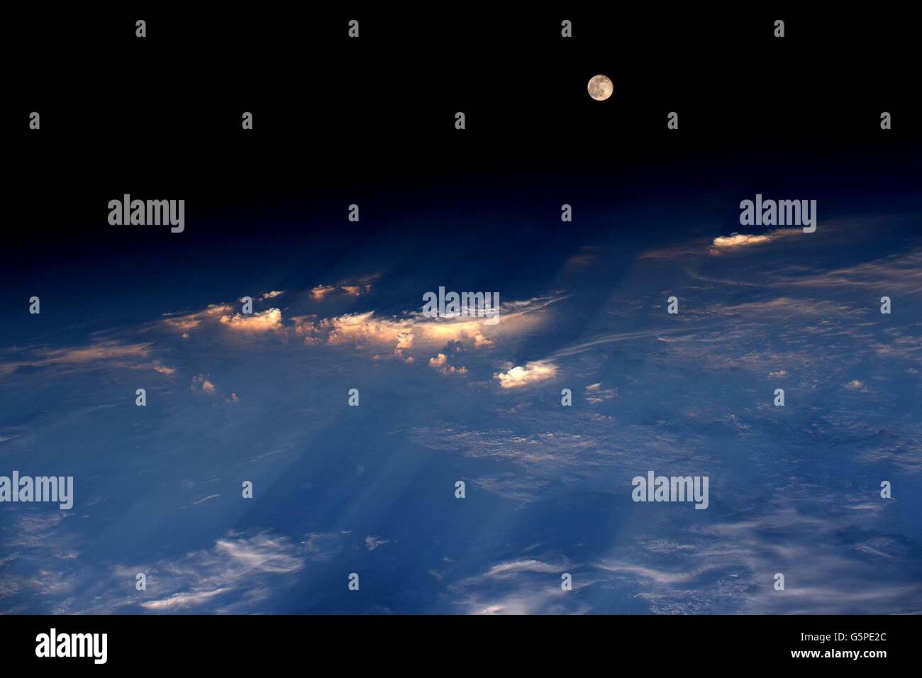 L'observation de la Terre La Station spatiale internationale image capturée par les membres de l'Expédition 48 montrant la montée de la pleine lune juste avant le coucher du soleil tout en volant au-dessus de l'ouest de la Chine le 21 juin 2016. Banque D'Images