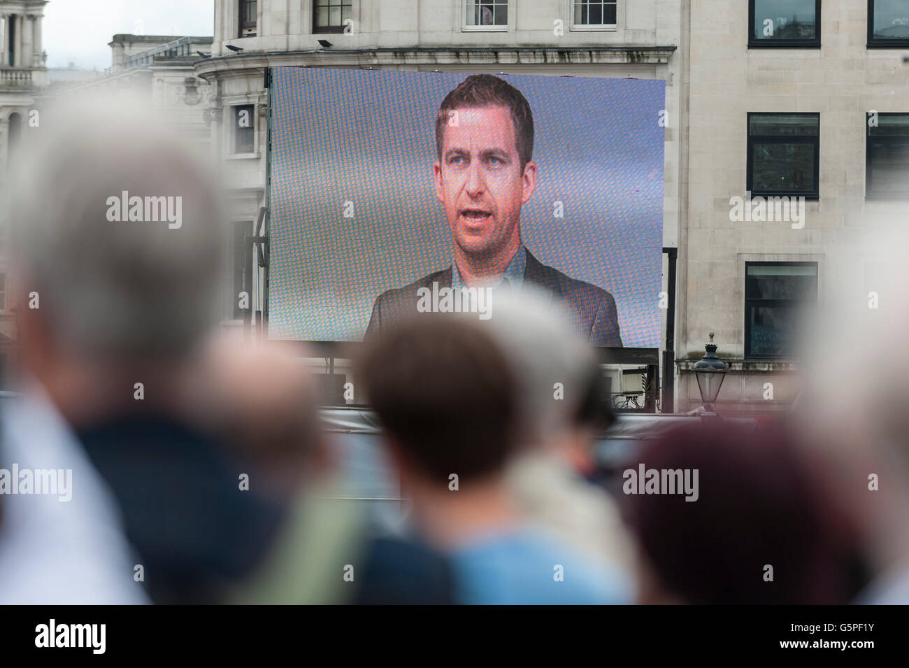 Londres, Royaume-Uni. 22 juin 2016. Des milliers de personnes se sont rassemblées à Trafalgar Square pour commémorer Jo Cox MP, qui a été assassiné la semaine dernière. Aujourd'hui, aurait été 42e anniversaire de Jo. Sous la bannière n° moreincommon, l'auditoire a écouté les discours de la famille de Jo, y compris Paul Cox, mari de Jo (en photo), et d'amis ainsi que par l'acteur Bill Nighy, militant des droits de l'homme et plus encore. Malala Crédit : Stephen Chung / Alamy Live News Banque D'Images