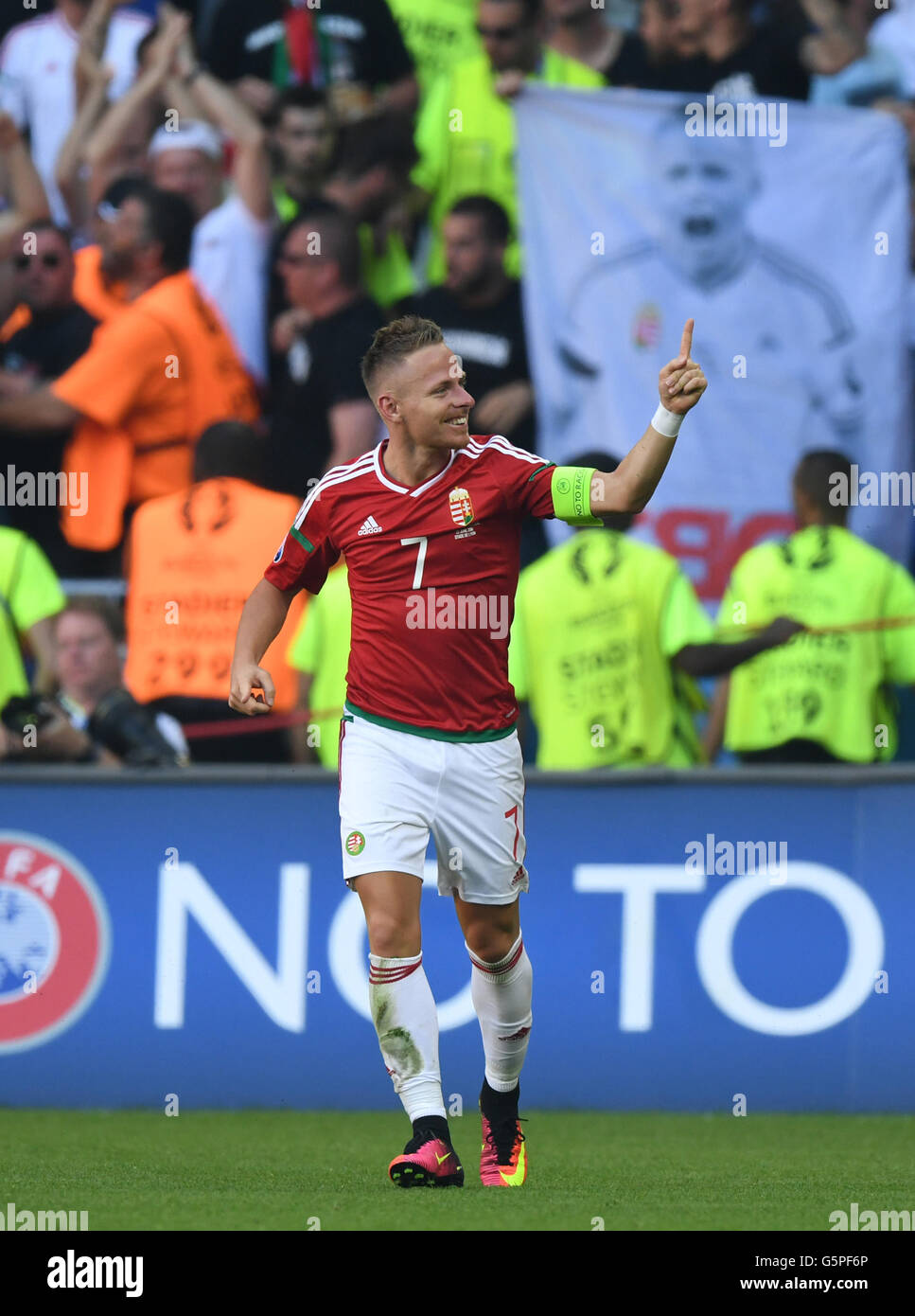 Lyon, France. 22 Juin, 2016. Balazs Dzsudzsak de Hongrie célèbre après avoir marqué au cours de l'Euro 2016 football match du groupe F entre le Portugal et la Hongrie à Lyon, France, 22 juin 2016. Credit : Guo Yong/Xinhua/Alamy Live News Banque D'Images